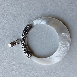 3/$50💎 Mother of Pearl Pendant